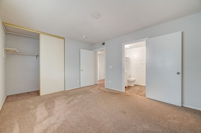Building Photo - Beautifully remodeled ground-floor, 2 bed 2 bath condo