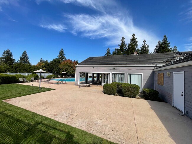 Building Photo - Wonderful 3 Bedroom with 2 Bath Downstairs Unit.