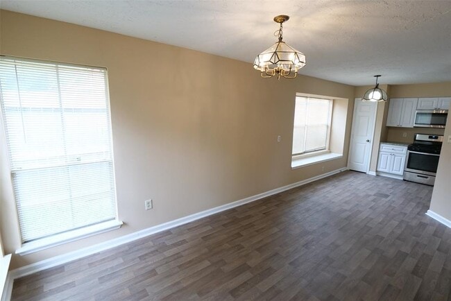 Building Photo - 22015 Kenlake Dr
