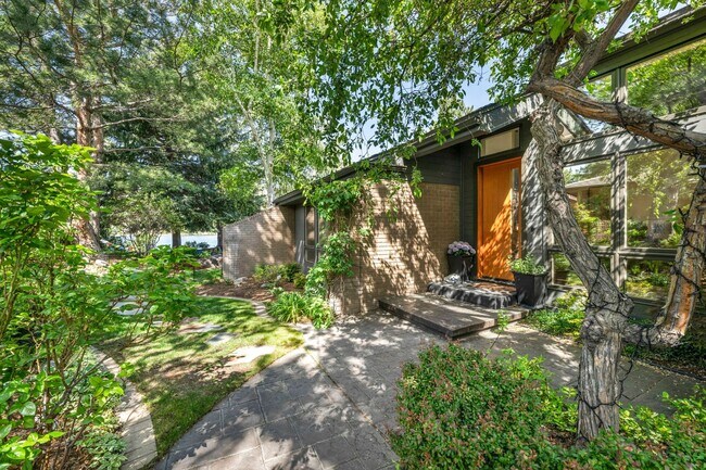 Building Photo - LAKEFRONT LUXURY ON LAKE STANLEY | FULLY FURNISHED + UTILITIES INCLUDED IN GUARDED LAKERIDGE SHORES