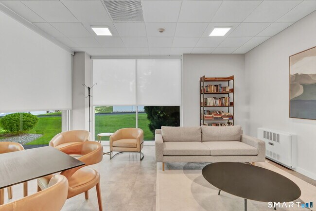 Building Photo - 887 Farmington Ave