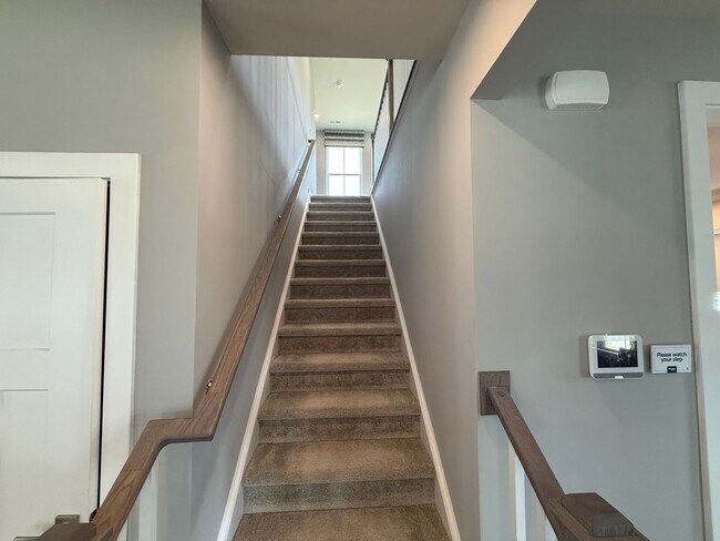 Building Photo - Never loved in Model Homes