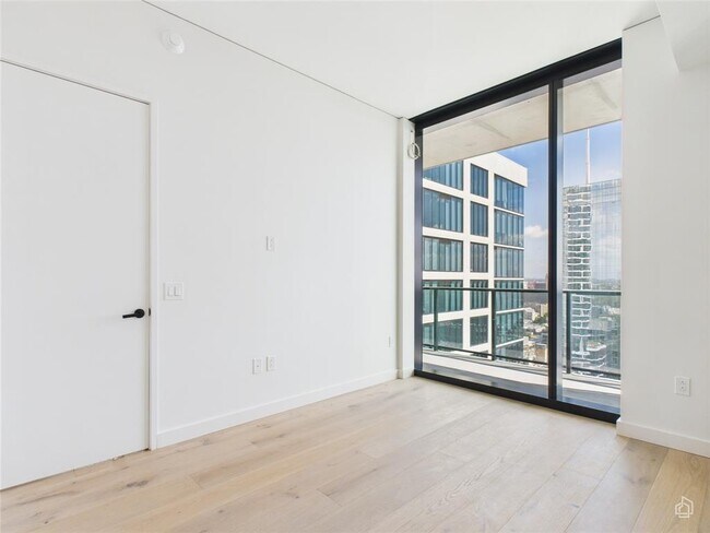 Building Photo - 610 Davis St