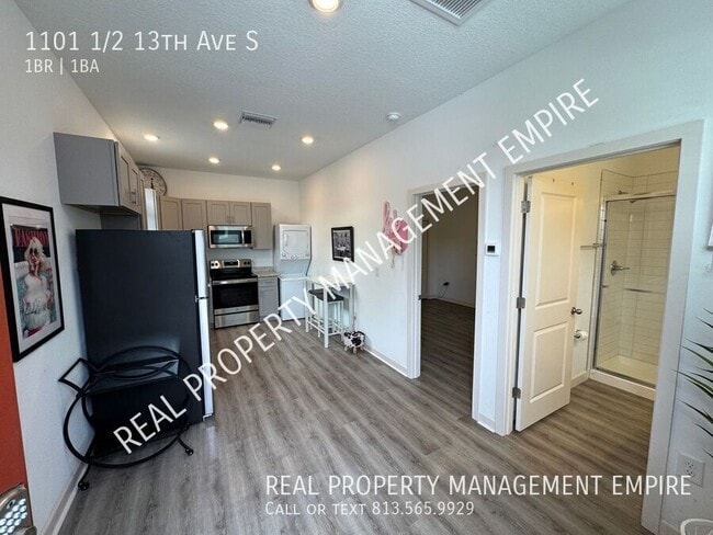 Building Photo - 1101 1/2 13th Ave S-