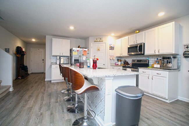 Building Photo - Modern 5BR/3BA Home in Birch Run with Solar Panels, Open Concept Design & Bonus Living Space