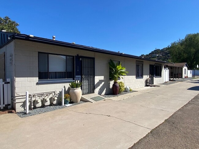 Building Photo - E Washington Ave Triplex