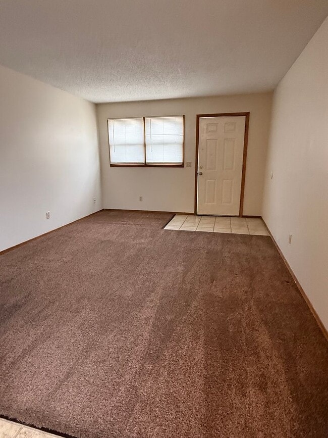 Building Photo - HAPPY HOLIDAYS ~ Half off Move In Rent**