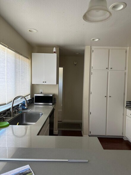 Building Photo - 2118 Alexander Way