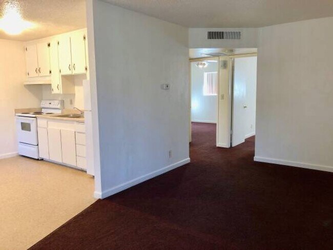 Building Photo - 2 bedroom 1 bathroom unit