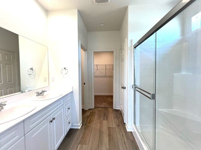 Building Photo - Beautiful Single Story 3 Bedrooms, 2 Bathr...