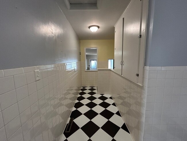 Building Photo - 3 Bedroom 1 Bath Large House with Garage & Many Amenities