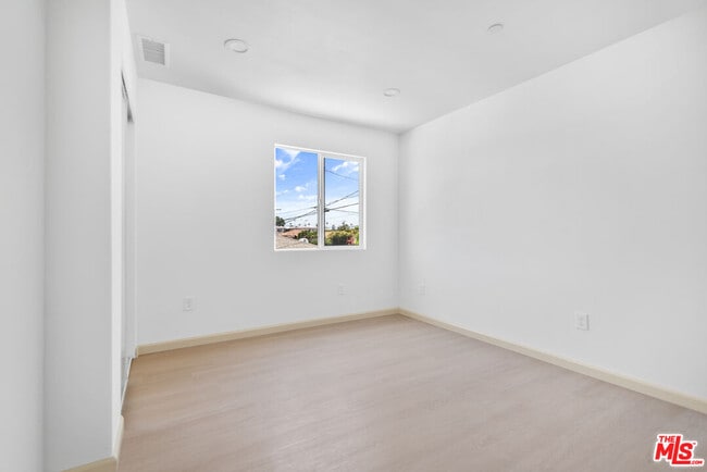 Building Photo - 1118 W 110th St