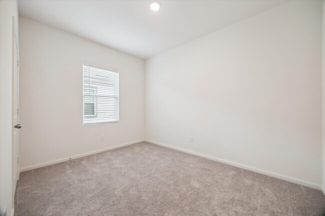 Building Photo - 7815 Blue Star Flower Ln