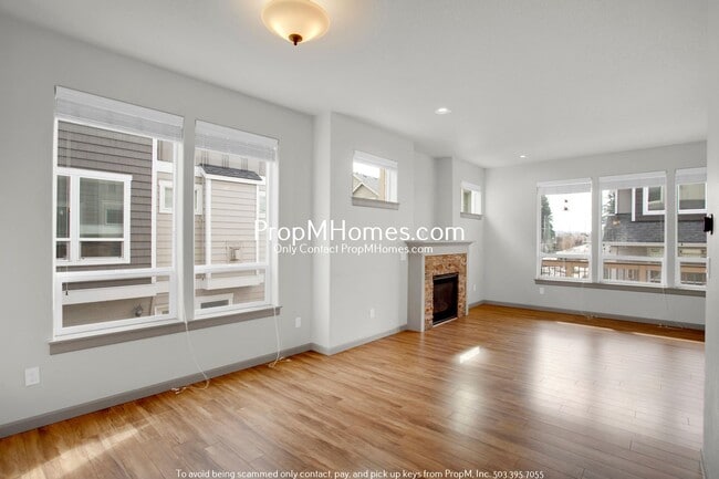 Building Photo - Gorgeous Four Bedroom Townhome in Orenco!