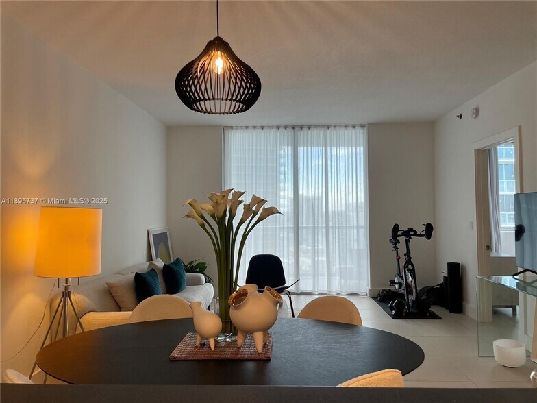 Building Photo - 1060 Brickell Ave