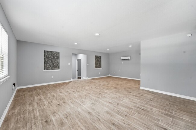 Building Photo - 15621 Northland Dr