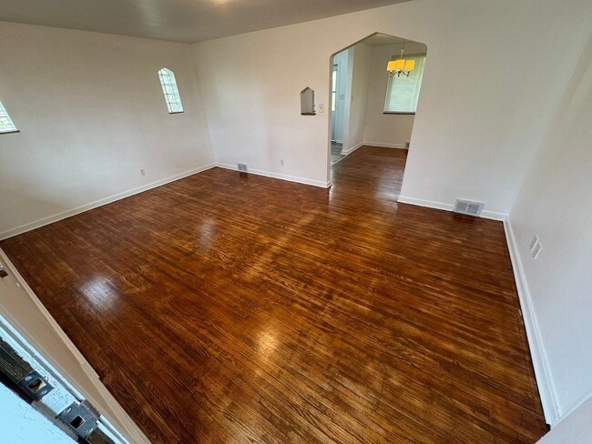 Building Photo - Updated 2-Bedroom 1-Bath Ranch House, GORG...