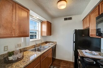 Building Photo - Golden Crest