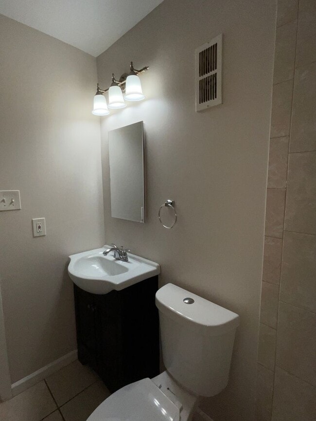 Building Photo - 3BD 2.5BA End Unit Townhome