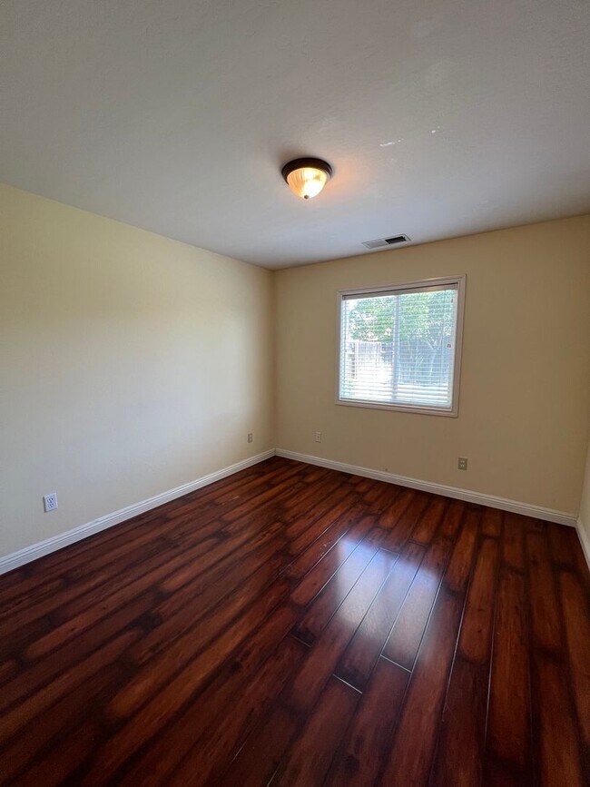 Building Photo - Beautiful NW Home for Rent 3+2 $2,300