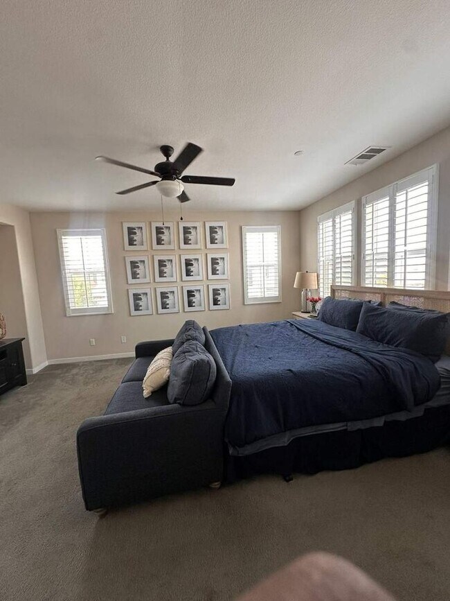 Building Photo - Stylish 4BR/3BA Home in Rosetta Canyon wit...