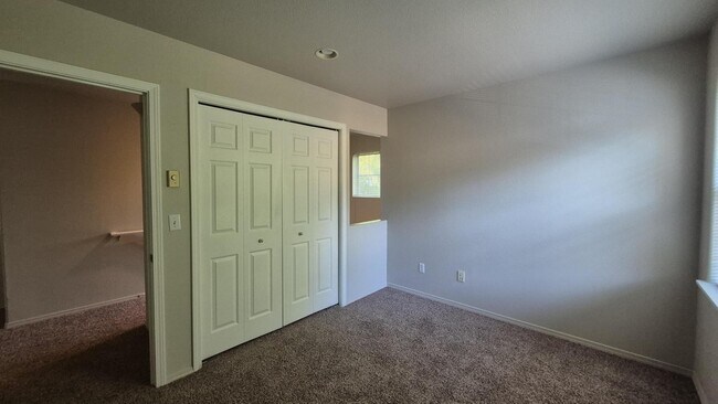 Building Photo - Edgefield Town Home Just steps away from McMenamins Edgefield, and Old Town Troutdale