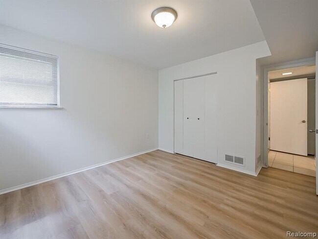 Building Photo - 7580 Thornwood St