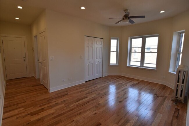 Building Photo - 4424-4432 N Wolcott Ave