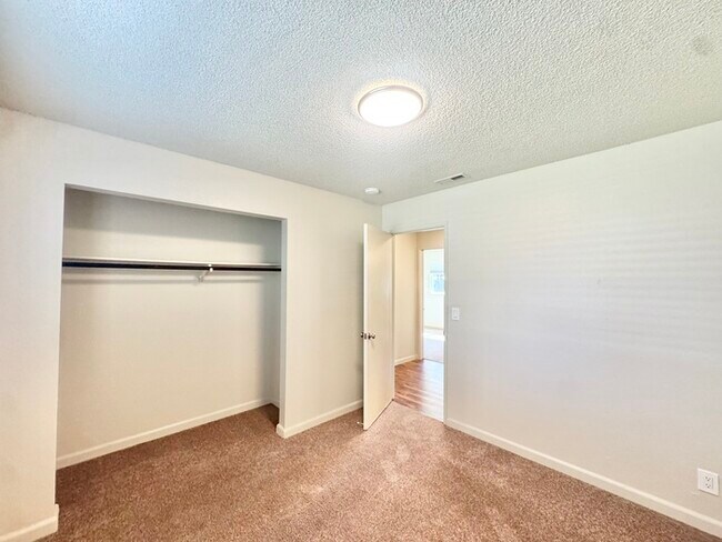 Building Photo - Beautiful 3 bedroom 2 bathroom single story!