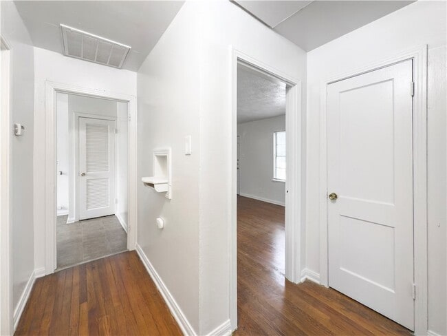 Building Photo - 703 Cherry St