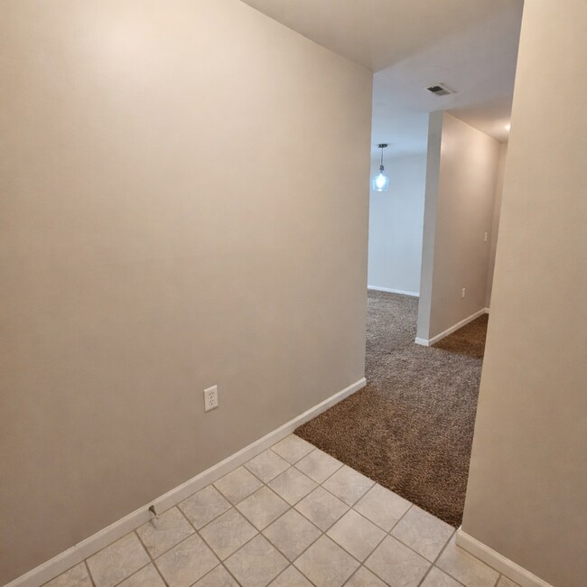 Building Photo - 2 Bedroom, 2 Bathroom Condo with Attached Garage, Private Patio, Clubhouse, Pool, Close to Expres...