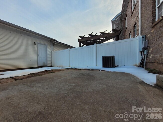 Building Photo - 121 Singleton Rd