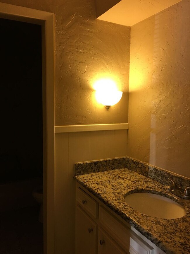 Building Photo - 3/2/2 Fenced Yard and Pet Friendly