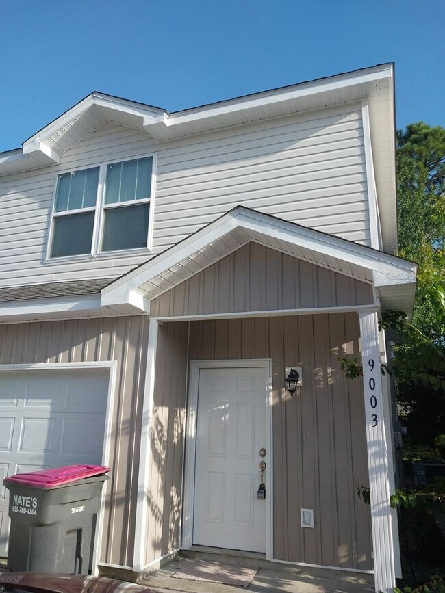 Building Photo - Gorgeous 3 Bedroom 2.5 Bath Townhome