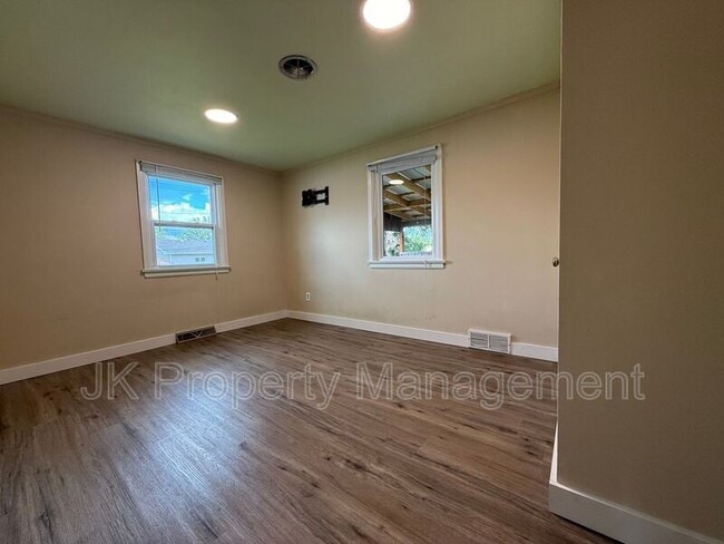 Building Photo - 3005 7th Ave N