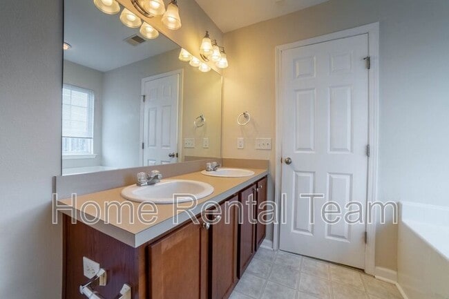 Building Photo - 37 Twin Oaks Pl