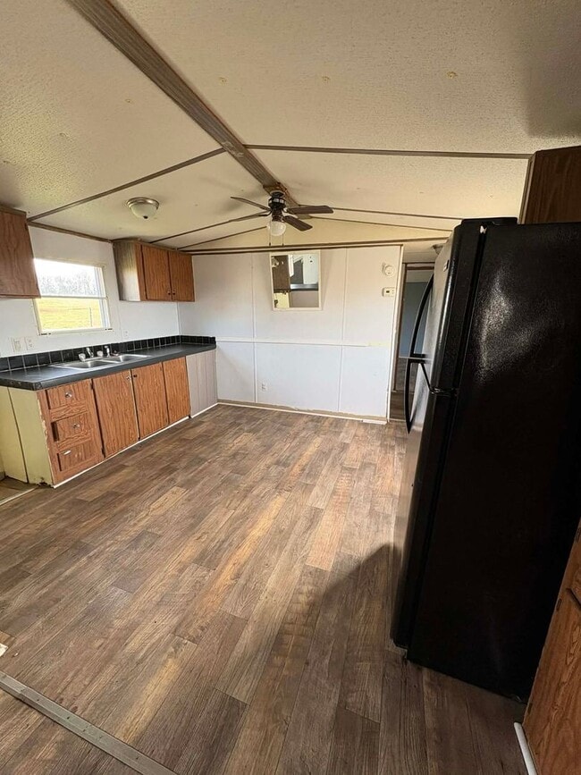 Building Photo - Country Living!