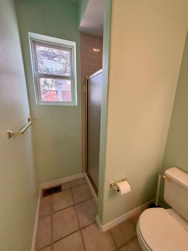 Building Photo - Don’t Miss out on this 4-bedroom 3 bath home in the gated Lighthouse Villas Community.