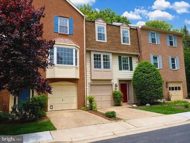 Building Photo - 703 Twin Holly Ln