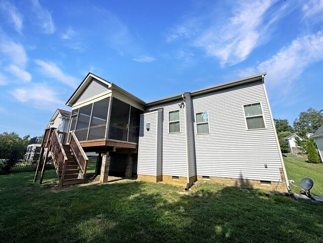 Building Photo - Stylish Living with Gas Cooking, Screened ...