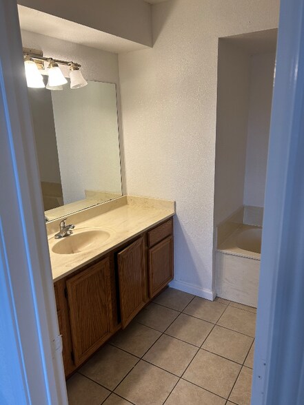 Building Photo - 801 Summit Dr