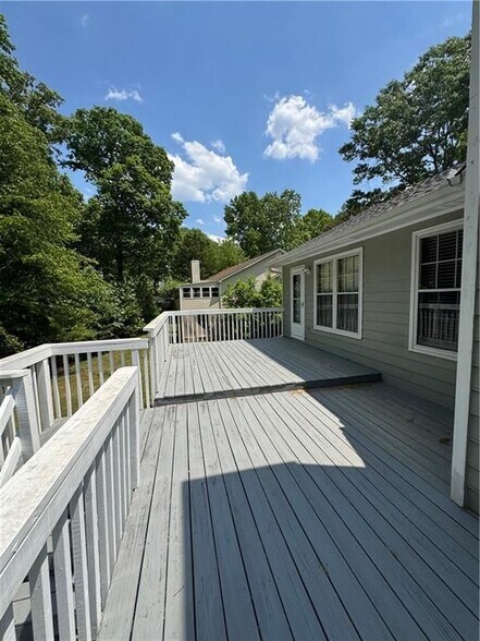 Building Photo - 910 Thousand Oaks Dr