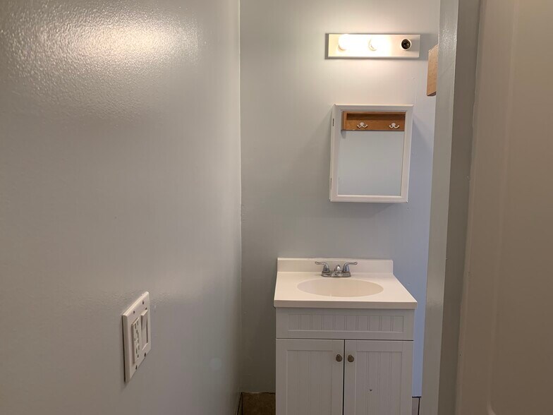 bathroom - 2243 Gilmore St