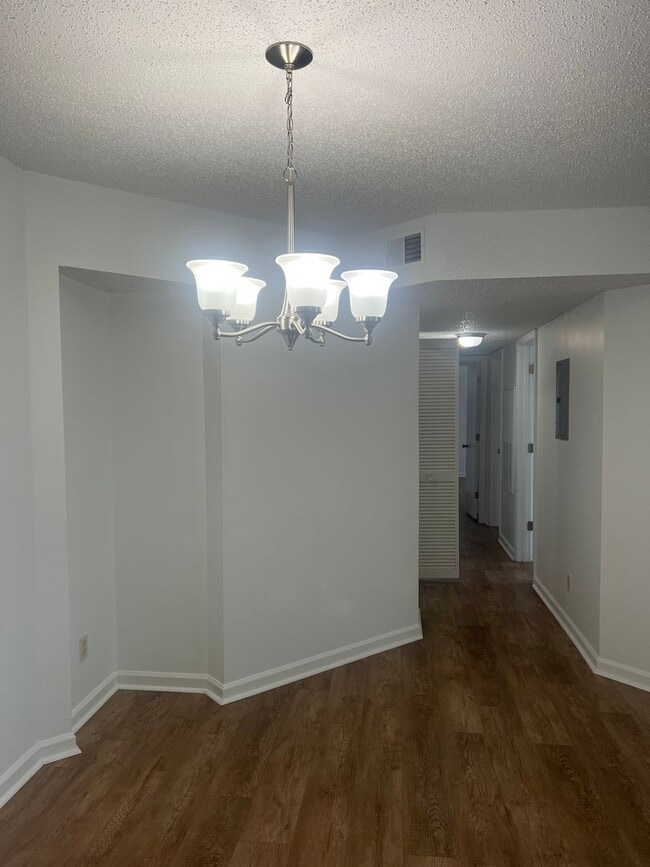 Building Photo - Remodeled 3 Bedroom Condo In a Prime Location!!!  ~ Annual Rental ~