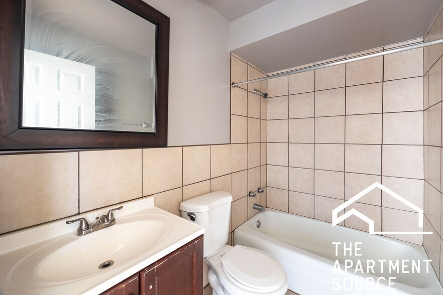 Building Photo - 5820 N Sheridan Rd