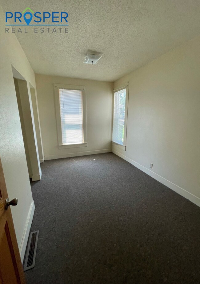 Building Photo - Nice 4-Bedroom House with Extra Office/Study Space Located Near Water Street - Available June 2026