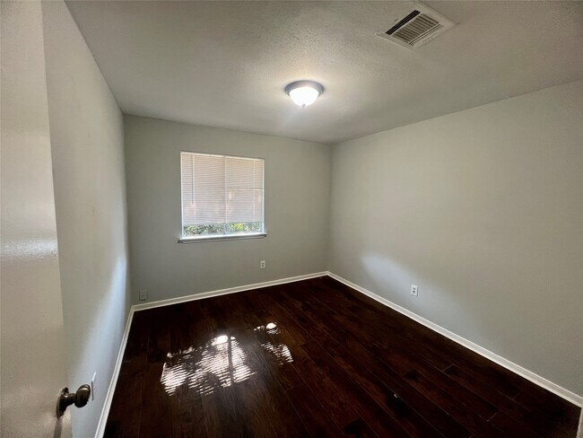 Building Photo - 15046 Blueridge Rd