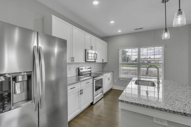 Building Photo - Charming 3-Bed, 2.5-Bath Townhouse Gem in Travelers Rest