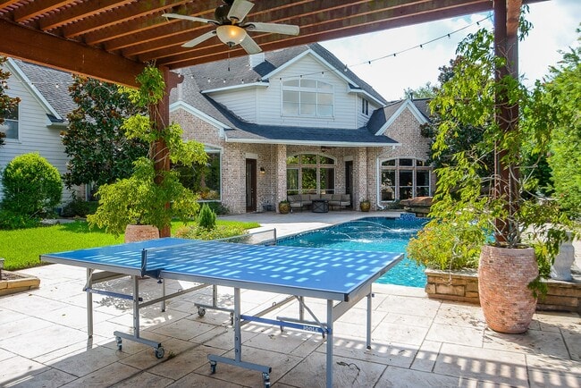 Building Photo - 15302 Bandera Falls Bend