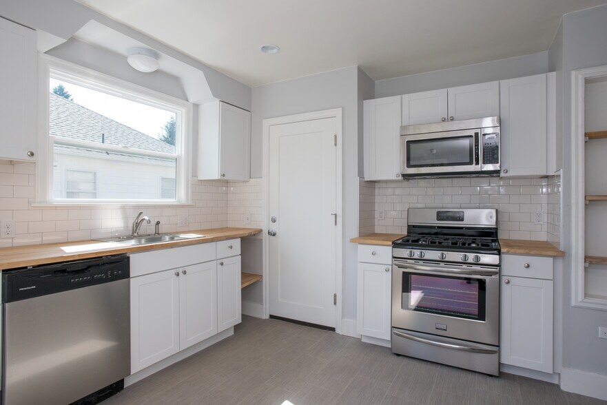 New Cooks Kitchen! Gas Range! - 2628 Northeast Ainsworth Street